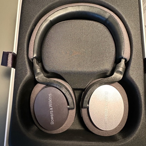 Bowers & Wilkins PX active noise cancellation, wireless - Picture 2 of 4